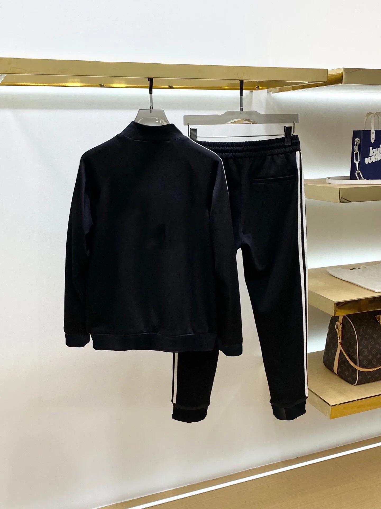 🅿️580 [LV Louis Vuitton] hot-selling suit is coming. Focus on the original version of the official website. 2025 new hot-selling cardigan and sweatshirt suit. The original order is the best. 🇭🇰The meticulous work of top designers. It has a fitting and perfect upper body effect. All-natural high-quality Tencel Roman cotton 100%, close-fitting comfort, noble and elegant! Original hardware embodies elegance and nobility! Counter size: M-3XL (maximum wear up to 190 pounds)